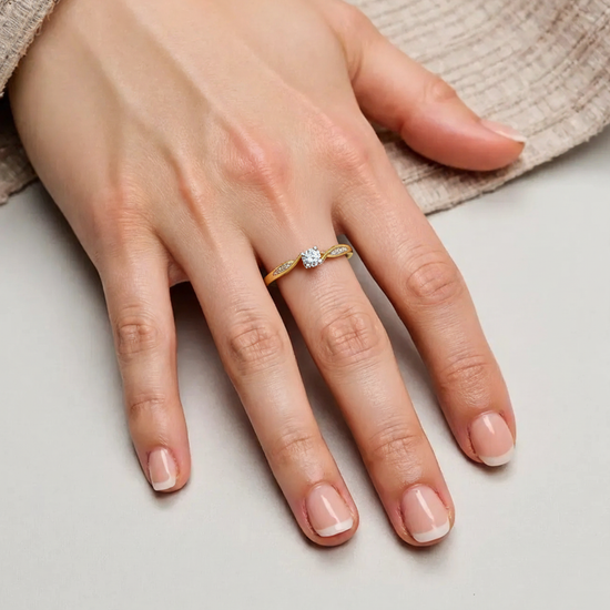 Klasikinis sužadėtuvių žiedas moters rankoje