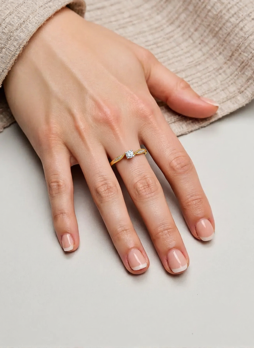 Klasikinis sužadėtuvių žiedas moters rankoje