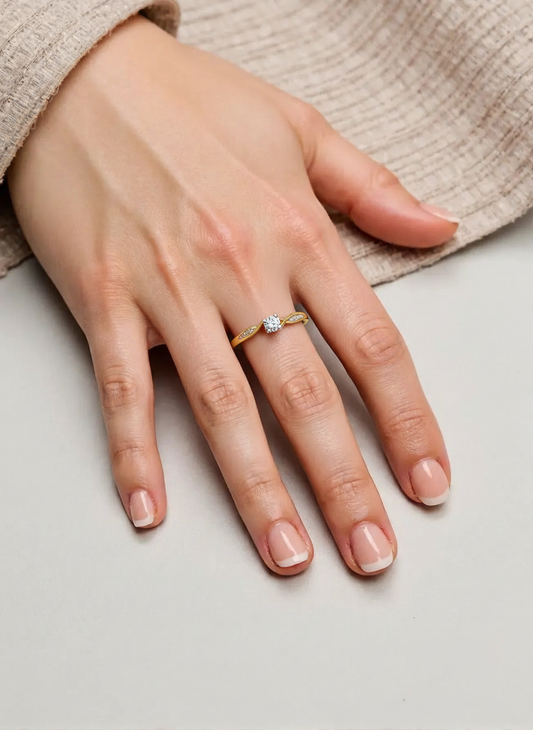 Klasikinis sužadėtuvių žiedas moters rankoje