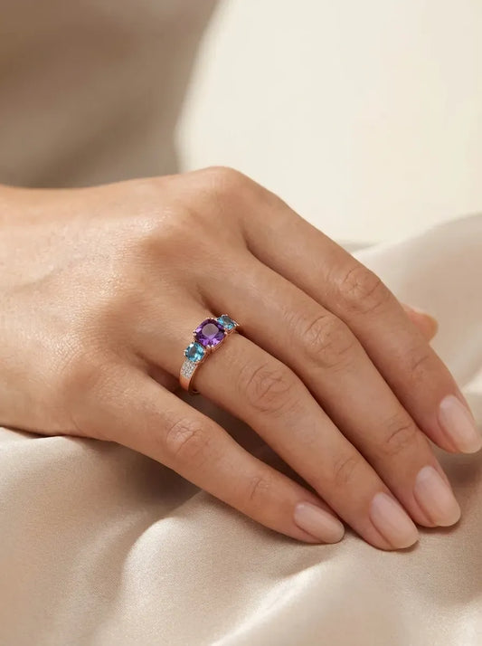 Auksinis žiedas su ametistu ir topazais iš rožinio aukso