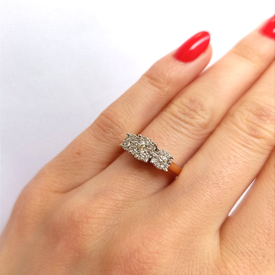 Žiedas su trijų akmenų kompozicija iš raudono aukso ir spindinčiais briliantais