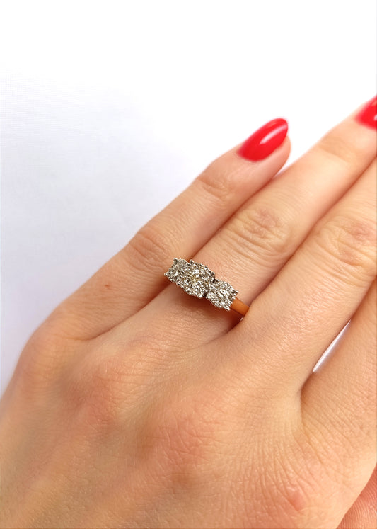 Žiedas su trijų akmenų kompozicija iš raudono aukso ir spindinčiais briliantais