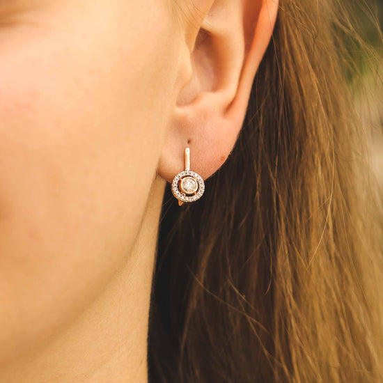 Auksiniai auskarai su briliantu ant ausies