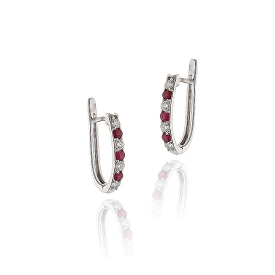 Elegantiški auskarai iš balto aukso su rubinais – detalus fragmentas