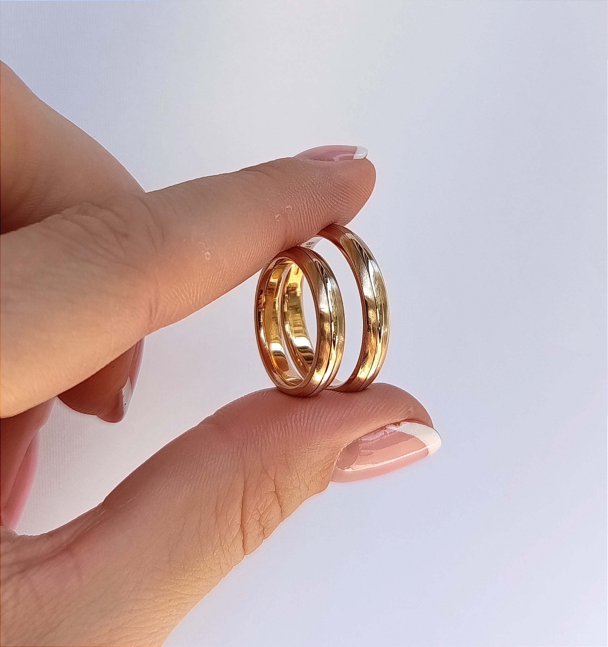 Ploni 4 mm vestuviniai žiedai su balto aukso juostele centre