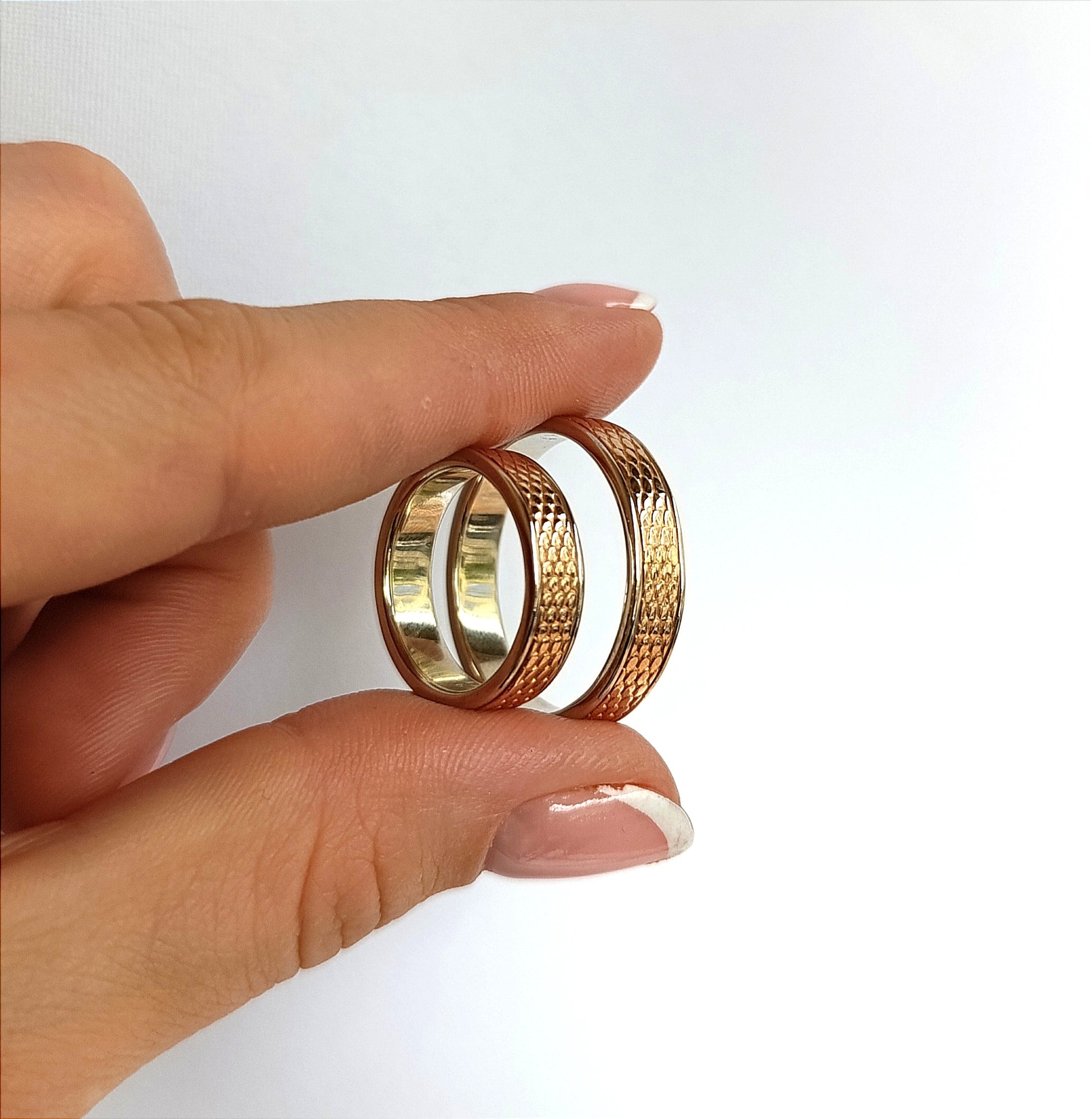 Vestuviniai žiedai, baltas + rožinis auksas 585, tekstūrinis ovalų raštas centre, 5 mm