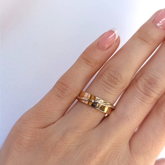 Vestuviniai žiedai su įstrižu dviejų spalvų perėjimu ir subtiliu akmeniu, 6 mm