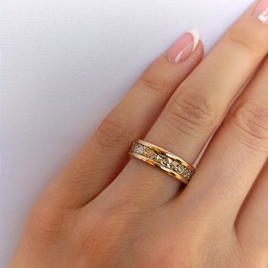 Vestuviniai žiedai su poliruotais rožinio aukso kraštais ir akmenine balto aukso faktūra