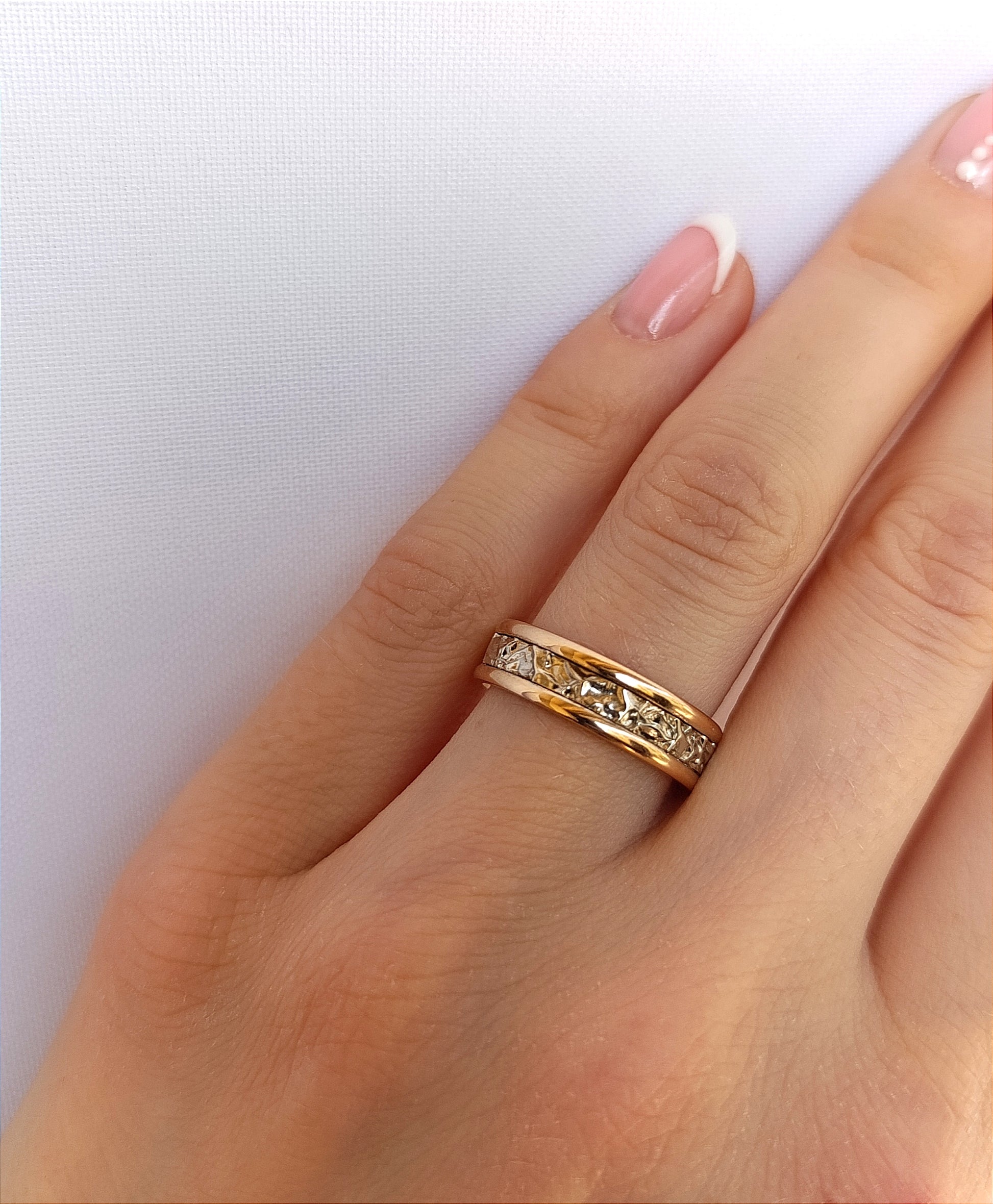 Vestuviniai žiedai su poliruotais rožinio aukso kraštais ir akmenine balto aukso faktūra