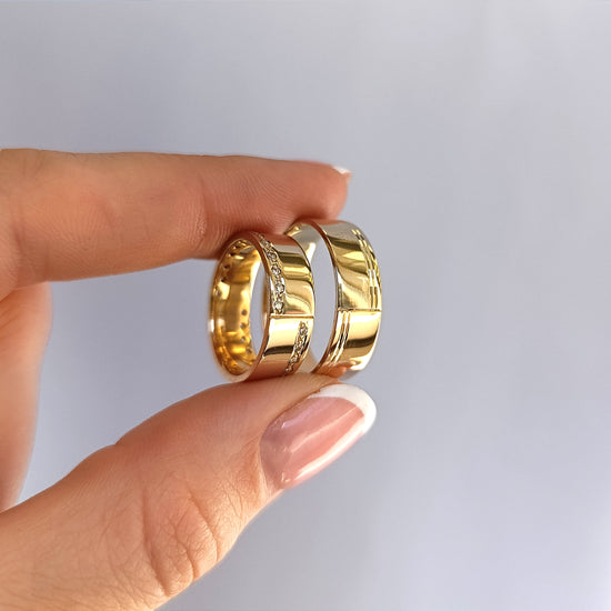 Vestuvinių žiedų pora: rožinis auksas su baltu intarpu, viename žiede – briliantai, 6 mm