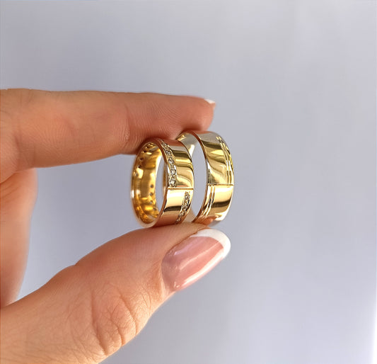 Vestuvinių žiedų pora: rožinis auksas su baltu intarpu, viename žiede – briliantai, 6 mm