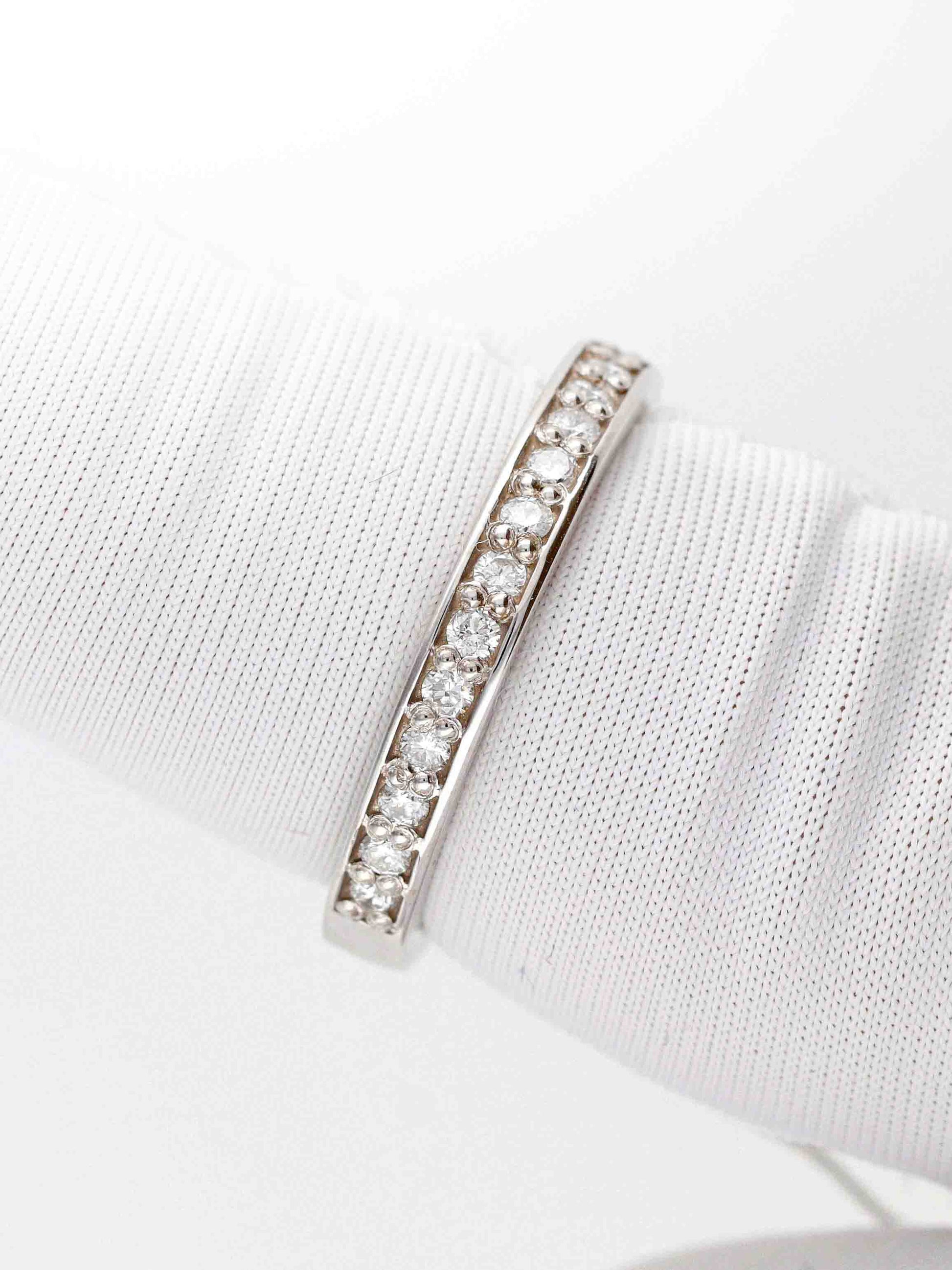 Vestuvinis žiedas su spindinčiomis akutėmis iš visų pusių