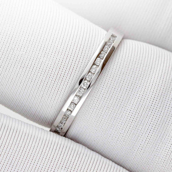 Klasikinio dizaino vestuvinis žiedas su deimantų eile