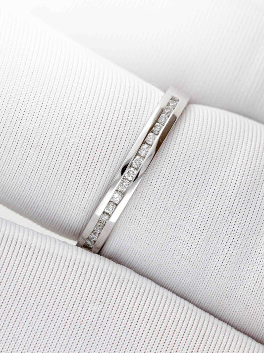 Klasikinio dizaino vestuvinis žiedas su deimantų eile