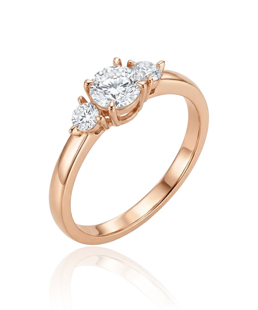 Raudono aukso žiedas su trimis baltais cirkoniais