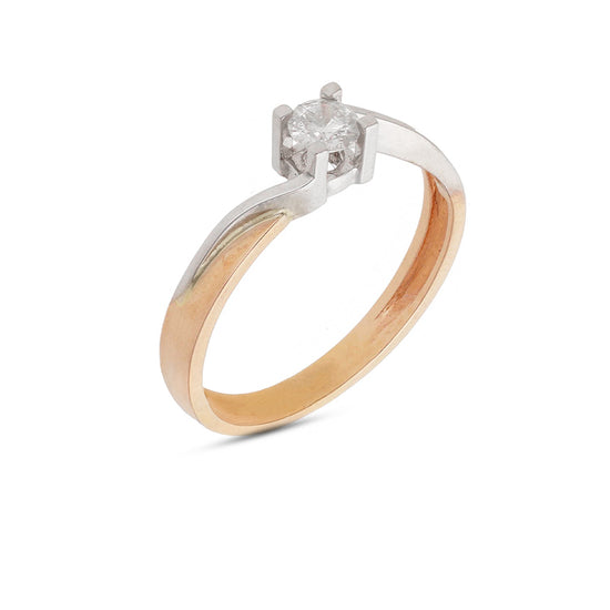 Išskirtinis rausvo ir balto aukso žiedas su briliantu spindi nepriekaištinga prabanga. Dviejų atspalvių derinys sukuria harmoningą kontrastą, išryškinantį akmens žėrėjimą.