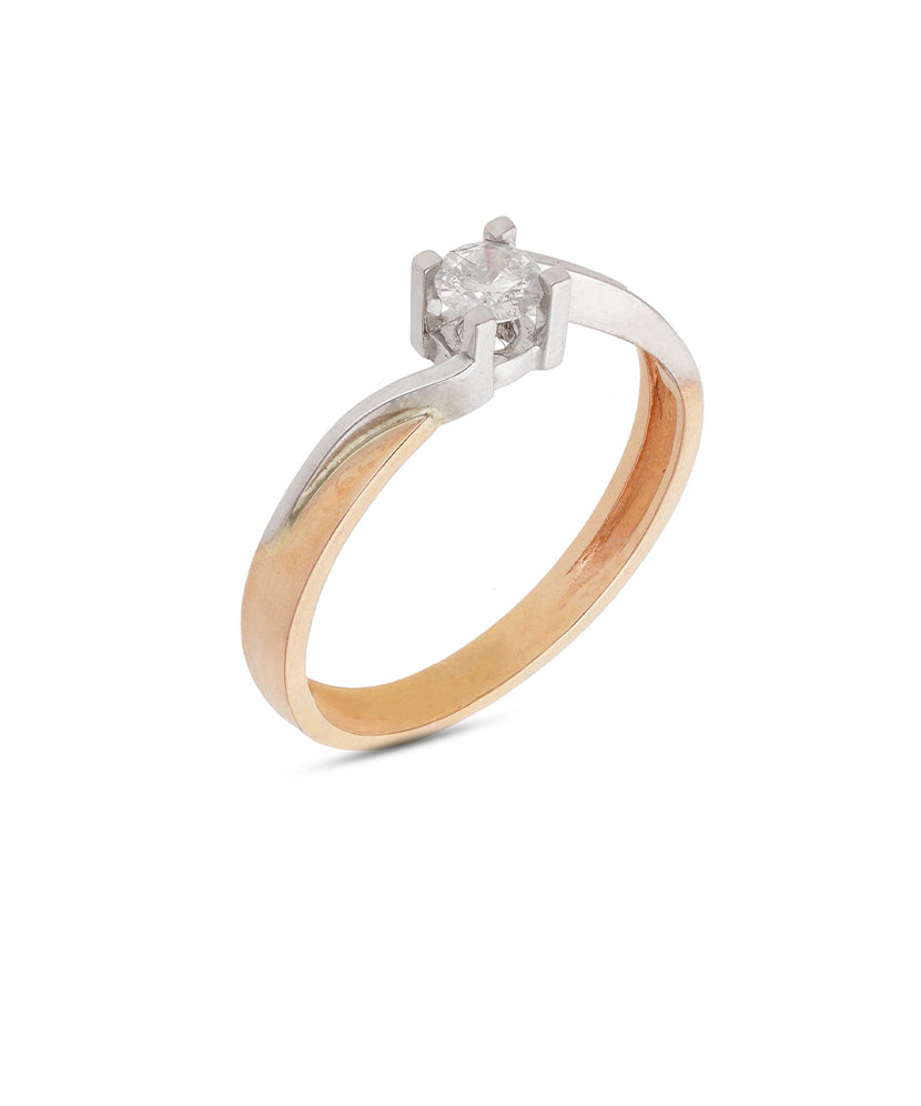 Išskirtinis rausvo ir balto aukso žiedas su briliantu spindi nepriekaištinga prabanga. Dviejų atspalvių derinys sukuria harmoningą kontrastą, išryškinantį akmens žėrėjimą.