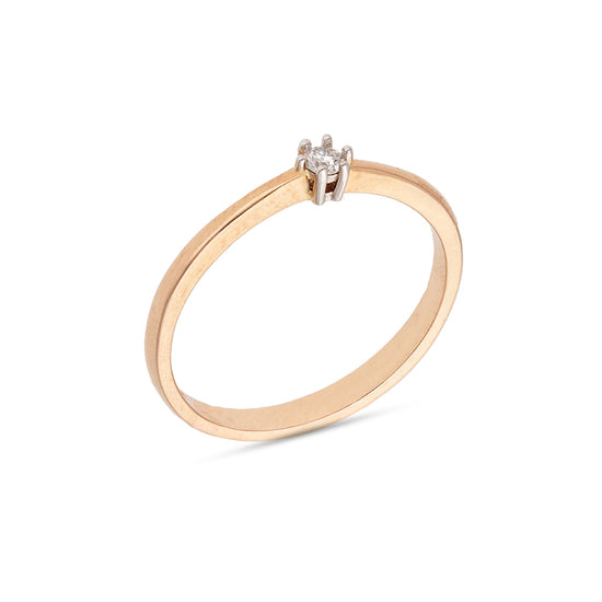 Subtilus balto aukso žiedas su briliantu spindi rafinuotu žavesiu. Tai puikus pasirinkimas moteriai, vertinančiai eleganciją, kokybę ir laiko patikrintą stilių.