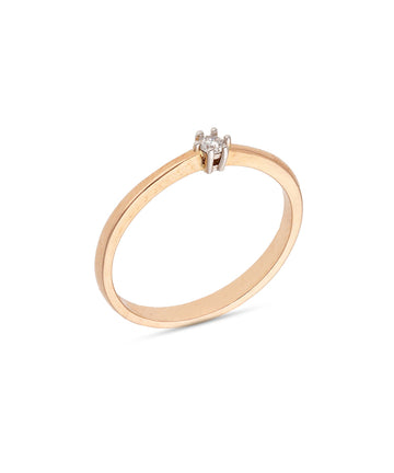 Subtilus balto aukso žiedas su briliantu spindi rafinuotu žavesiu. Tai puikus pasirinkimas moteriai, vertinančiai eleganciją, kokybę ir laiko patikrintą stilių.