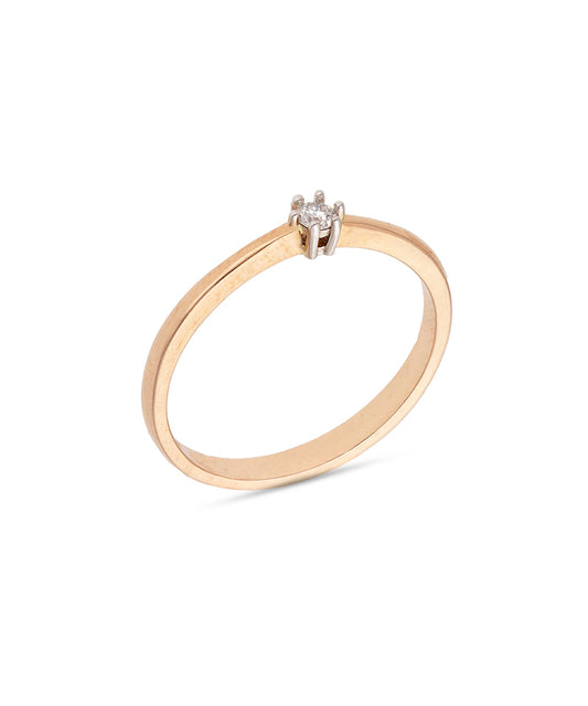 Subtilus balto aukso žiedas su briliantu spindi rafinuotu žavesiu. Tai puikus pasirinkimas moteriai, vertinančiai eleganciją, kokybę ir laiko patikrintą stilių.