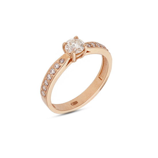 Subtilus rausvo aukso žiedas su žėrinčiu briliantu traukia akį savo švytėjimu. Tai tobulas pasirinkimas romantiškai progai ar kasdieniam išskirtinumo akcentui.