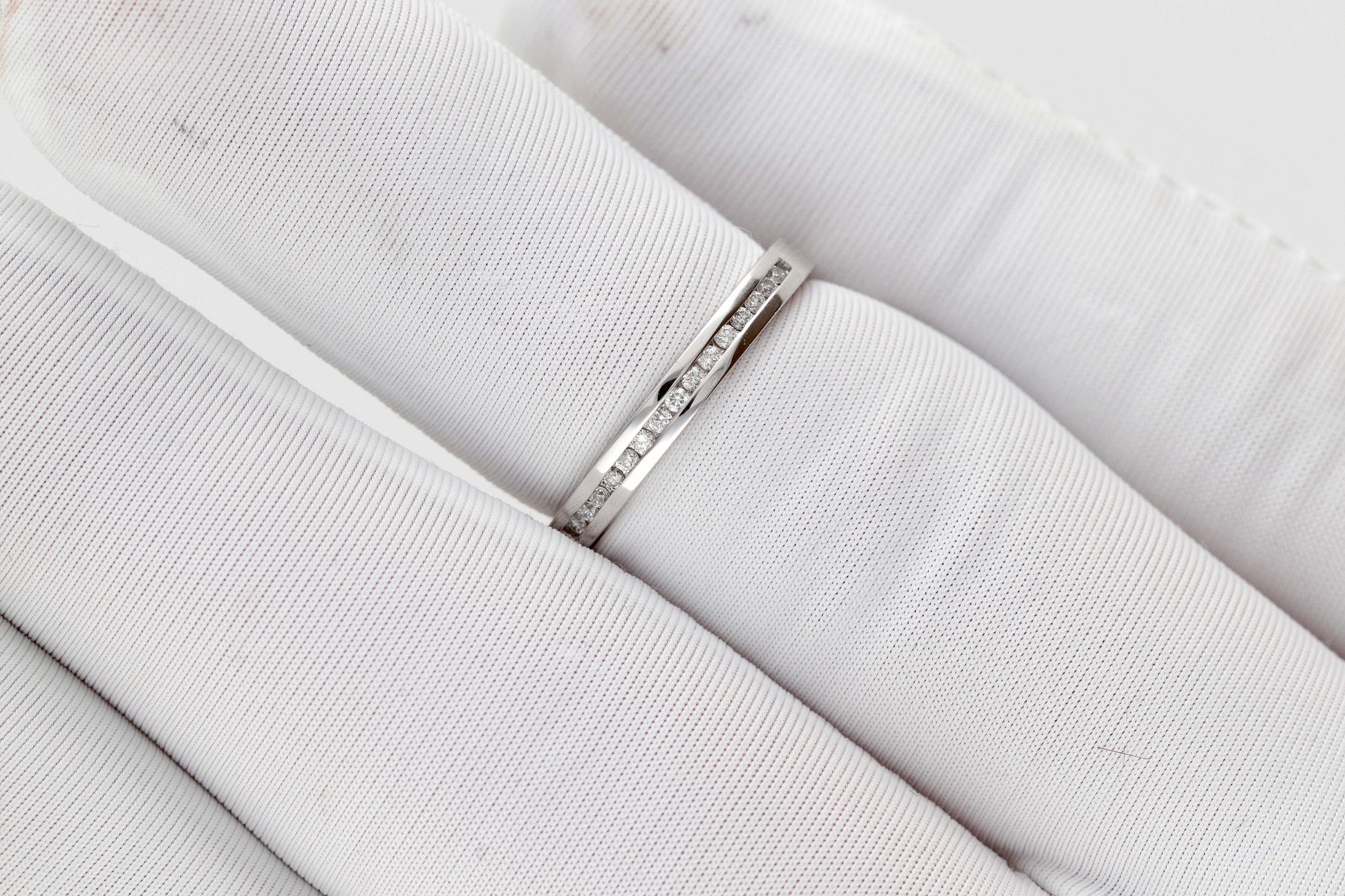 Stilingas ir spindintis baltas žiedas su deimantais