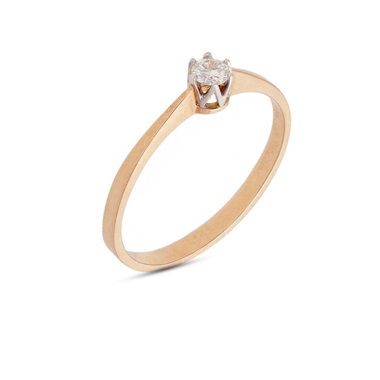 Rausvo ir balto aukso žiedas su briliantu – šiuolaikinės elegancijos simbolis. Jo subtilus dizainas atskleidžia tobulą balansą tarp šilumos ir rafinuoto spindesio.