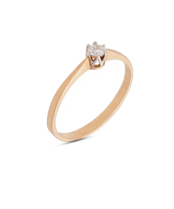 Rausvo ir balto aukso žiedas su briliantu – šiuolaikinės elegancijos simbolis. Jo subtilus dizainas atskleidžia tobulą balansą tarp šilumos ir rafinuoto spindesio.