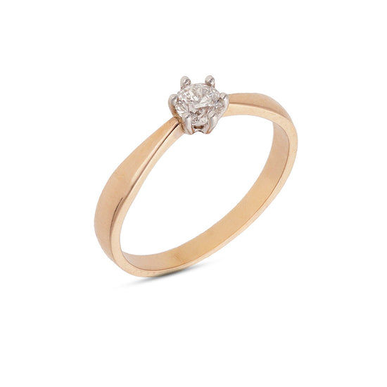 Subtilus rausvo aukso žiedas su žėrinčiu briliantu traukia akį savo švytėjimu. Tai tobulas pasirinkimas romantiškai progai ar kasdieniam išskirtinumo akcentui.