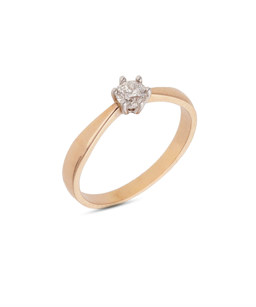 Subtilus rausvo aukso žiedas su žėrinčiu briliantu traukia akį savo švytėjimu. Tai tobulas pasirinkimas romantiškai progai ar kasdieniam išskirtinumo akcentui.