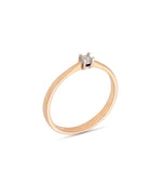 Subtilus balto aukso žiedas su briliantu spindi rafinuotu žavesiu. Tai puikus pasirinkimas moteriai, vertinančiai eleganciją, kokybę ir laiko patikrintą stilių.