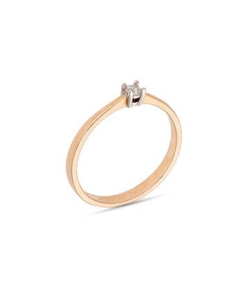 Subtilus balto aukso žiedas su briliantu spindi rafinuotu žavesiu. Tai puikus pasirinkimas moteriai, vertinančiai eleganciją, kokybę ir laiko patikrintą stilių.