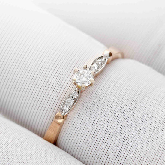 Elegantiškas žiedas iš raudono aukso su švytinčiu centru