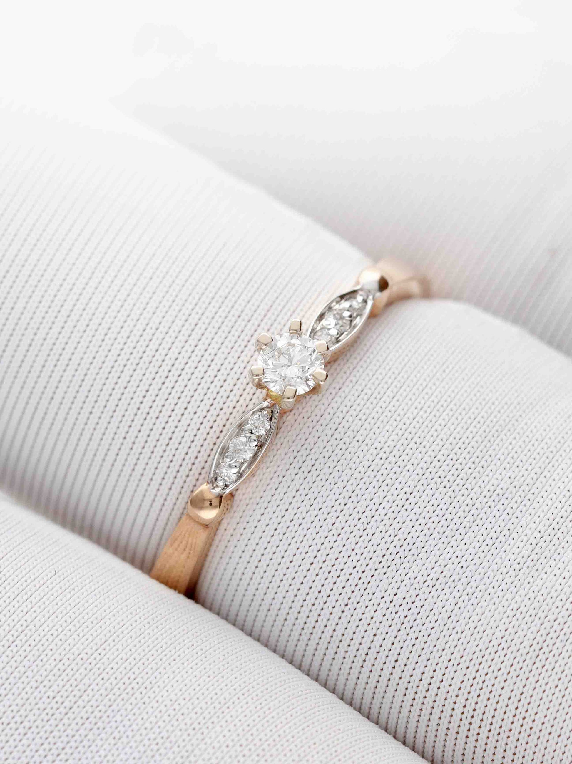 Elegantiškas žiedas iš raudono aukso su švytinčiu centru