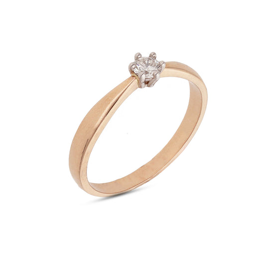 Subtilus rausvo aukso žiedas su žėrinčiu deimantu traukia akį savo švytėjimu. Tai tobulas pasirinkimas romantiškai progai ar kasdieniam išskirtinumo akcentui.