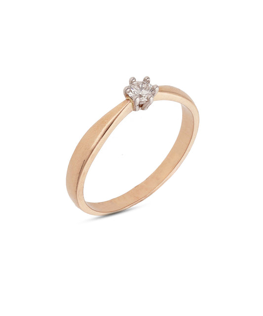 Subtilus rausvo aukso žiedas su žėrinčiu deimantu traukia akį savo švytėjimu. Tai tobulas pasirinkimas romantiškai progai ar kasdieniam išskirtinumo akcentui.
