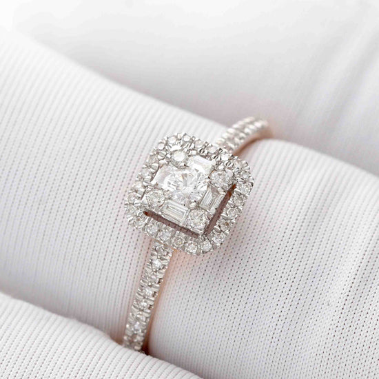 Prabangus žiedas su kvadratiniu akmeniu ir deimantų juostele