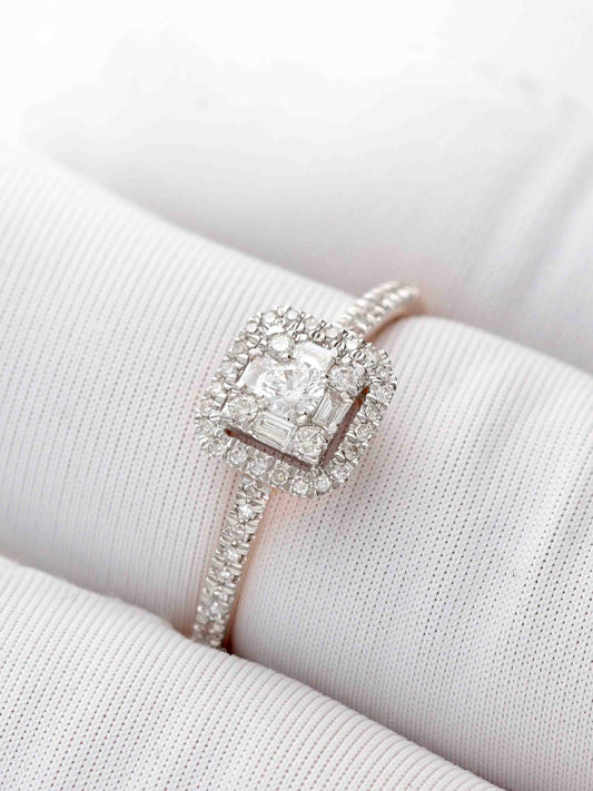 Prabangus žiedas su kvadratiniu akmeniu ir deimantų juostele