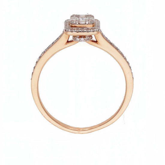 Kvadrato formos centrinis akmuo rožiniame aukse