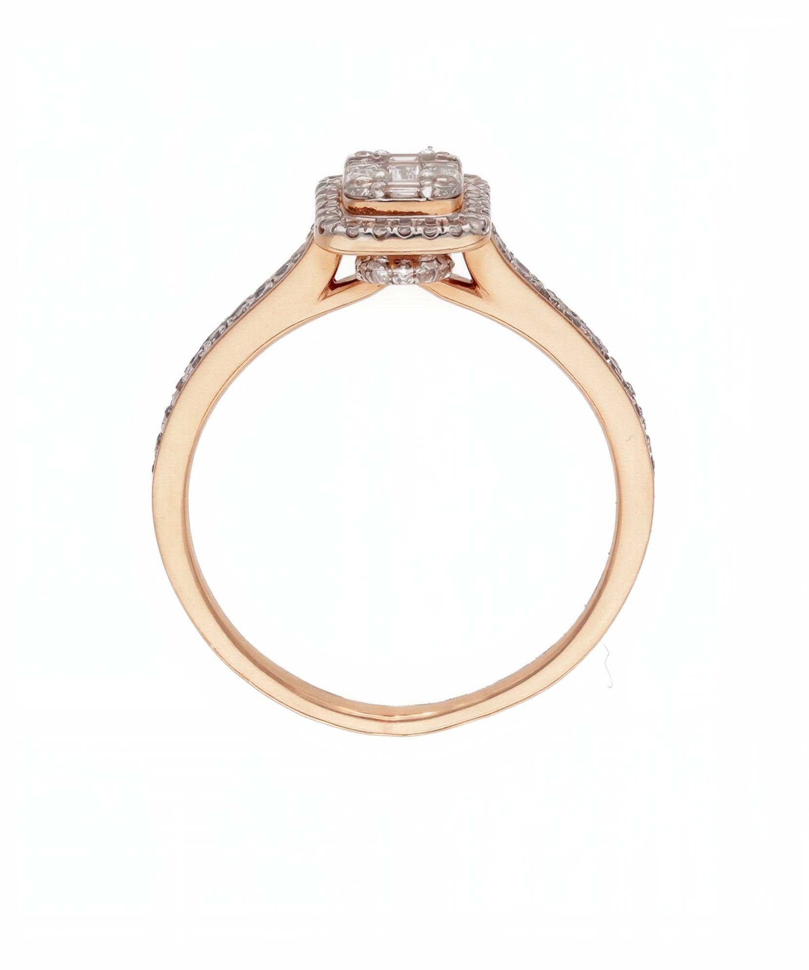 Kvadrato formos centrinis akmuo rožiniame aukse