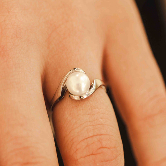 Perlinis žiedas su moderniu dizainu