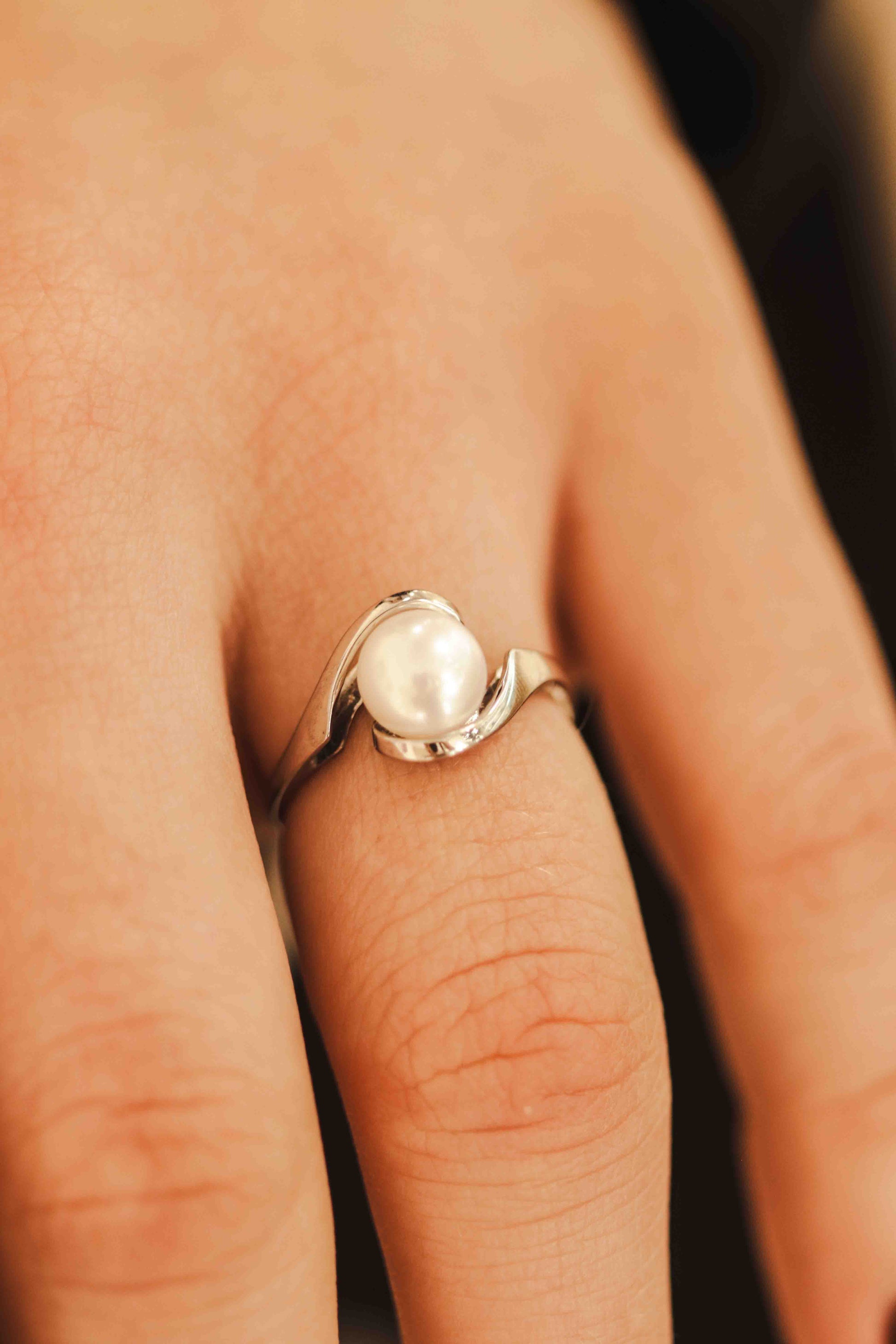 Perlinis žiedas su moderniu dizainu