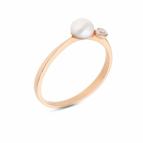 Rausvo aukso žiedas su perlu ir subtiliu briliantu – elegantiškas pasirinkimas