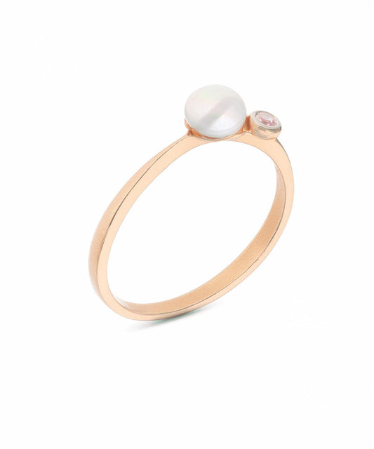 Rausvo aukso žiedas su perlu ir subtiliu briliantu – elegantiškas pasirinkimas