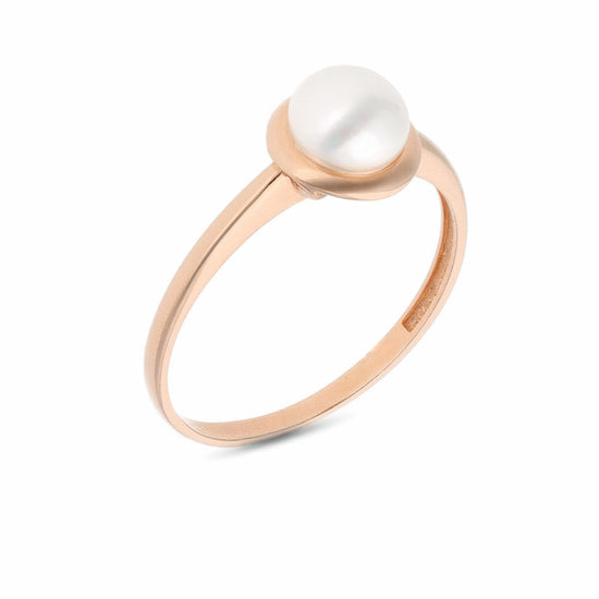 Rožinis auksinis žiedas su balto perlo akute