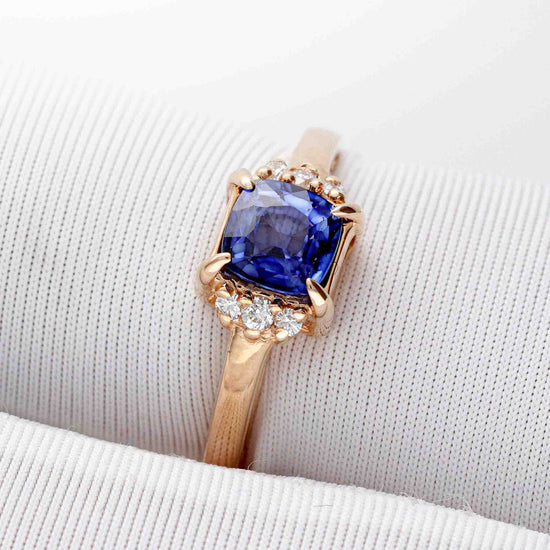 rabangus safyrinis žiedas iš rožinio aukso