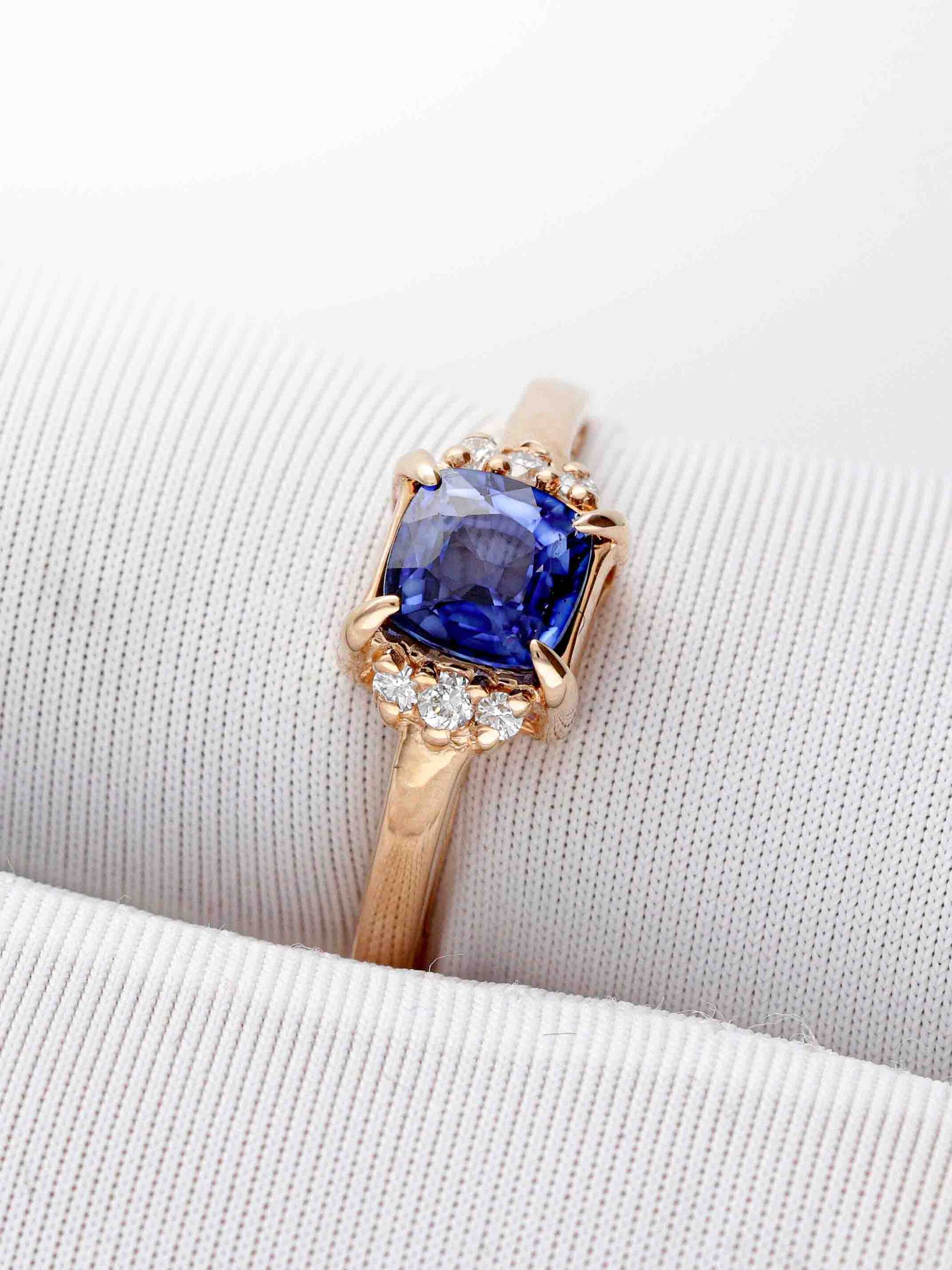 rabangus safyrinis žiedas iš rožinio aukso