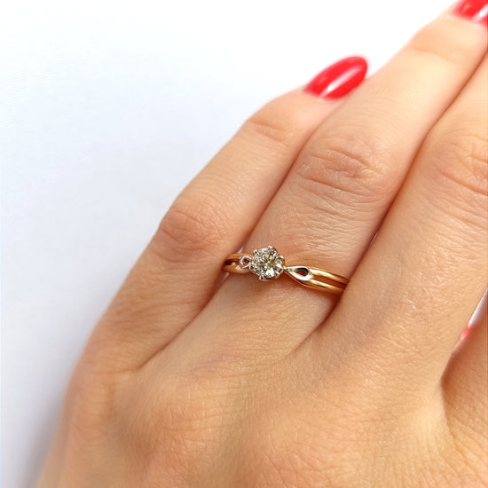 Elegantiškas žiedas su subtiliu briliantu