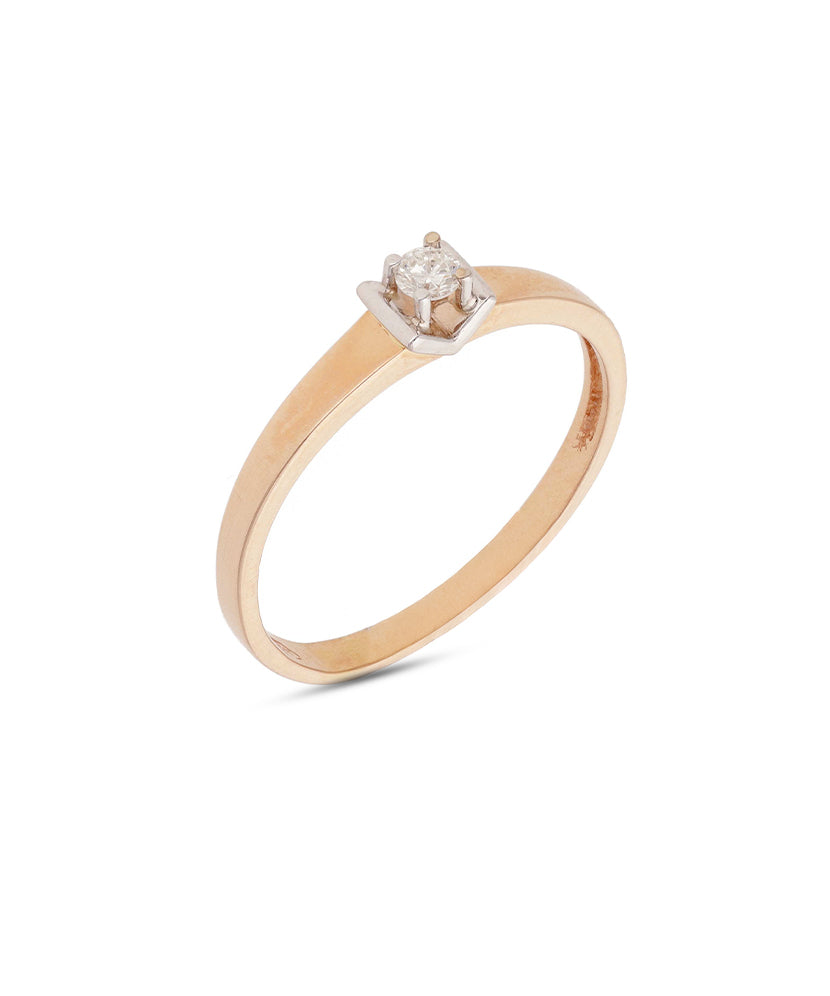 Subtilus rausvo aukso žiedas su žėrinčiu briliantu traukia akį savo švytėjimu. Tai tobulas pasirinkimas romantiškai progai ar kasdieniam išskirtinumo akcentui.