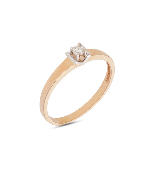 Subtilus rausvo aukso žiedas su žėrinčiu briliantu traukia akį savo švytėjimu. Tai tobulas pasirinkimas romantiškai progai ar kasdieniam išskirtinumo akcentui.